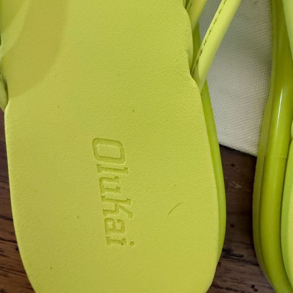 Olukai AKA flip flop
Sandals new in bag - Picture 2 of 11
